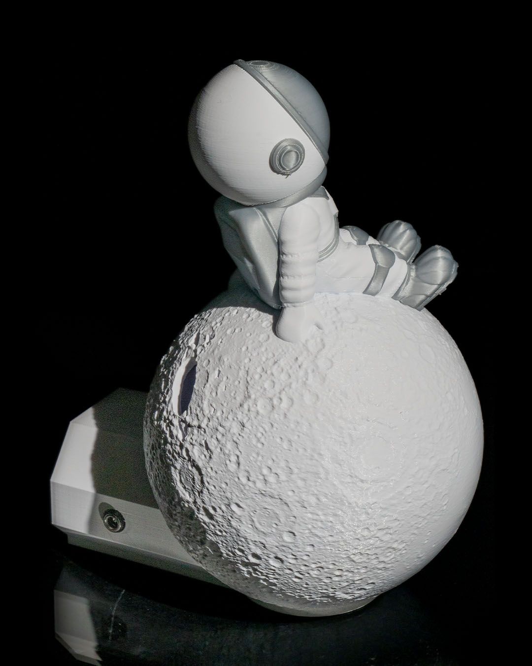 Wondering Astronaut Wall Projection Lamp - LetterLamps